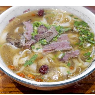 Tagliatelle cinesi al brodo di manzo 刀削面