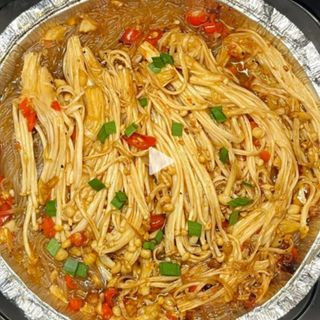 Funghi enoki in vaschetta con salsa all'aglio 金针菇