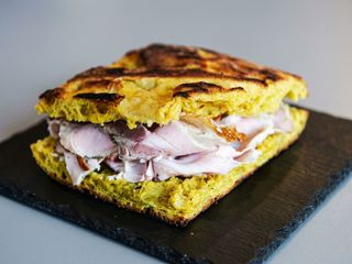 Schiacciata porchetta, salsa piccante, pomodori secchi