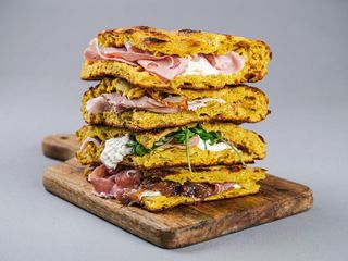 Schiacciata lardo, gorgonzola, miele, noci