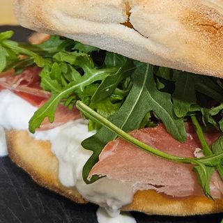 Schiacciata crudo burrata rucola