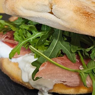 Cotto burrata pomodori insalata