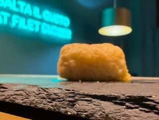 Frittatina di pasta cacio pepe fiori di zucca e lime 65 gr 1 pz