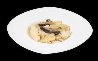 Pollo con bambù e funghi