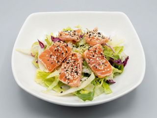 Insalata mista con salmone tataki
