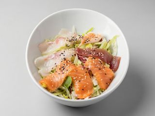 Insalata mista con sashimi misto