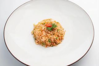 Riso alla piastra con salmone piccante