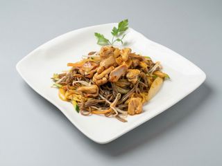 Spaghetti soba con pollo salsa teriyaki