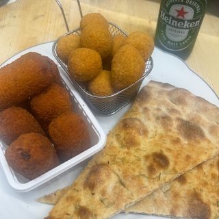 Cinque olive ascolane,due supplì,due pezzi di focaccia, una nastro azzurro 33cl