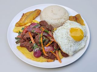 Lomo saltado a lo pobre