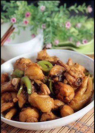 Pollo saltato con mandorle