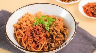 Spaghetti shajiang con carne macinata