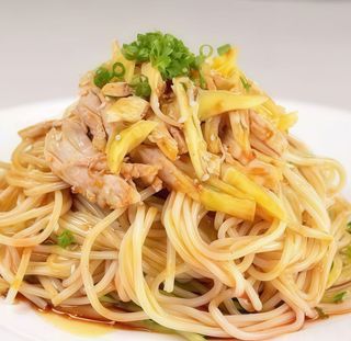 Noodles freddi con schiacciato