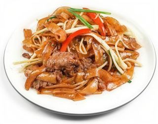 Spaghetti di riso saltati con manzo e verdure