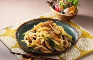 Udon saltati con misto mare
