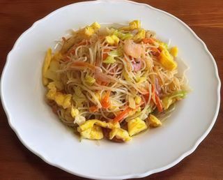 Spaghetti di riso saltati con verdure