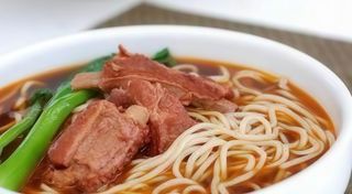 Noodles in brodo con costine