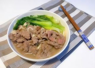 Noodles in brodo con fettine di manzo