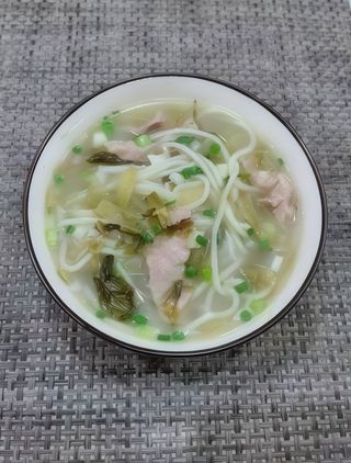 Noodles in brodo con crauti cinesi