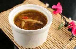 Brodo di funghi con contine