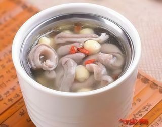 Brodo di stomaco di maiale e loto