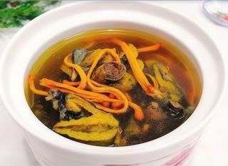 Brodo di pollo nero e cordyceps militaris