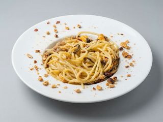Spaghetti con cozze e tarallo