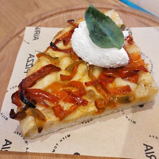 Focaccia pugliese con peperoni e ricotta