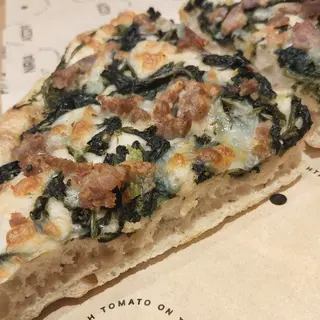 Focaccia pugliese con salsiccia, friarielli e mozzarella