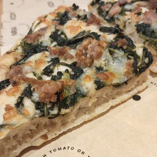 Focaccia pugliese con salsiccia, friarielli e mozzarella