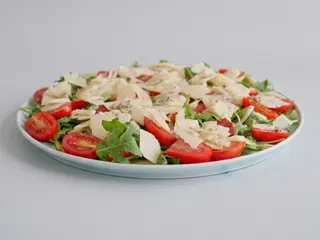 Rucola, pomodorini e scaglie di grana