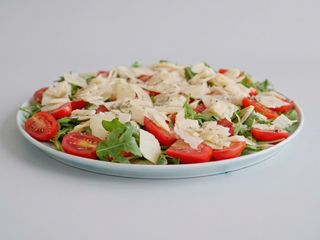 Rucola, pomodorini e scaglie di grana