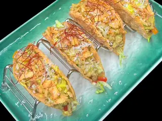 Taco croccante tailandese con crema di avocado