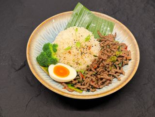 Riso al pad kra pao tailandese