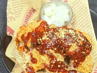 Alette di pollo fritto in stile coreano in salsa agropiccante