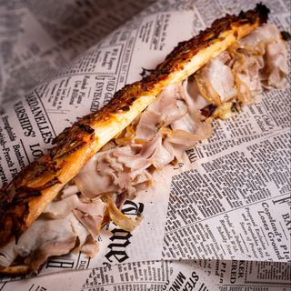 Porchetta, scamorza e confettura  di cipolla