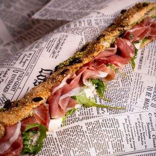 Prosciutto crudo di Parma, fior di latte e pesto di rucola e mandorle