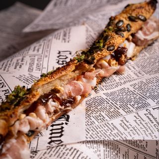Pancetta arrotolata, gorgonzola, noci e confettura ai fichi