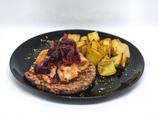 Svizzerina con cipolle caramellate e bacon