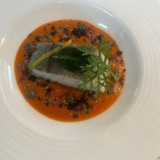 Trancio di baccalà su salsa mediterranea