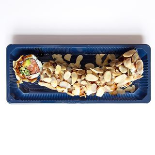 Dragon roll salmone e mandorla