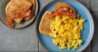 Uova con bacon croccante e pane