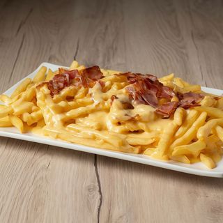 Patatine fritte con salsiccia e cheddar