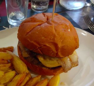 Italiano - menù con patatine e bibita