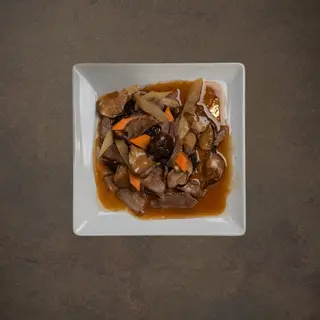 Manzo saltato con funghi è bambù