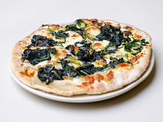 Pinsa con mozzarella e spinaci