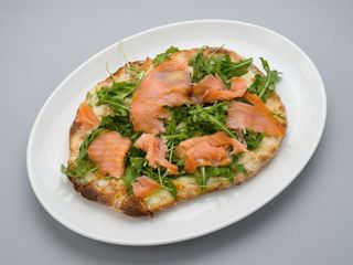 Pinsa con mozzarella, rucola e salmone affumicato