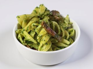 Pasta al pesto e speck