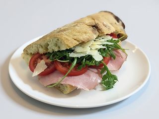 Pomodori a fette, fiordilatte, rucola, grana e prosciutto cotto