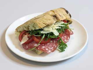 Pomodori a fette, fiordilatte, rucola, grana e salamino dolce